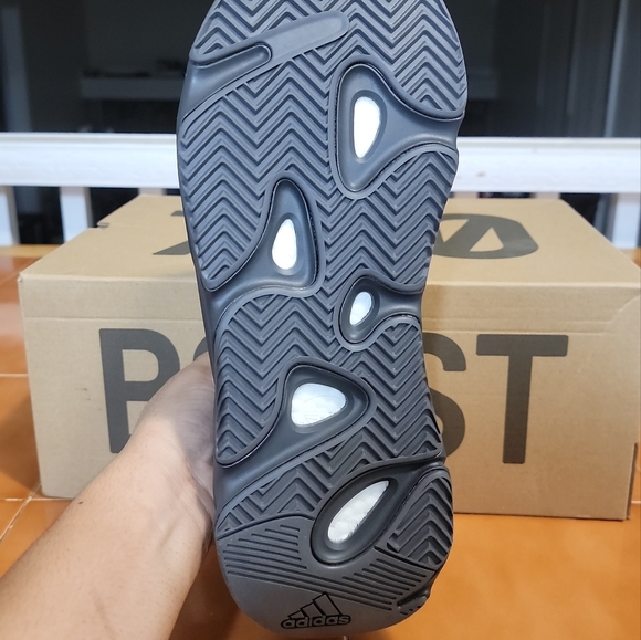 Yeezy 700 - Picture 4 of 7